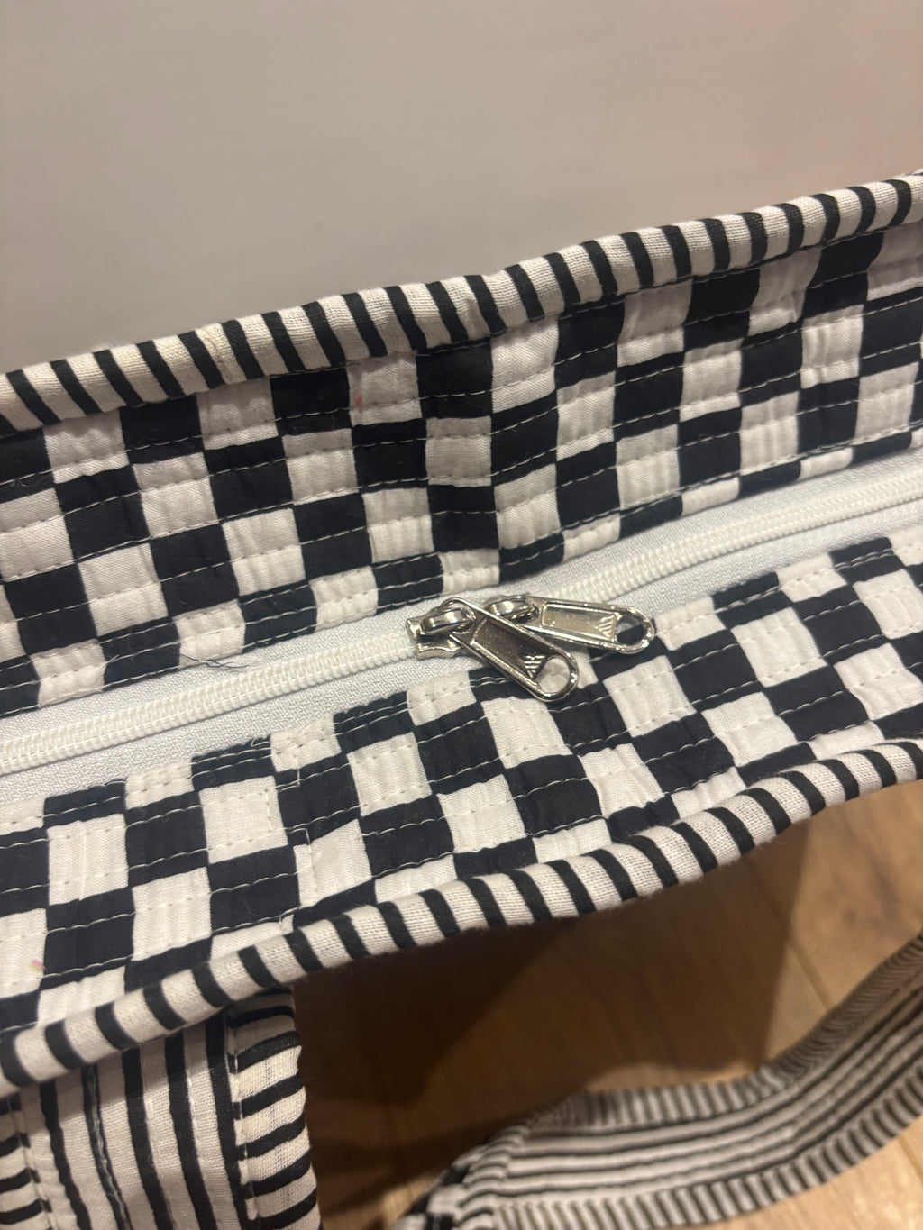 White and black large tote bag