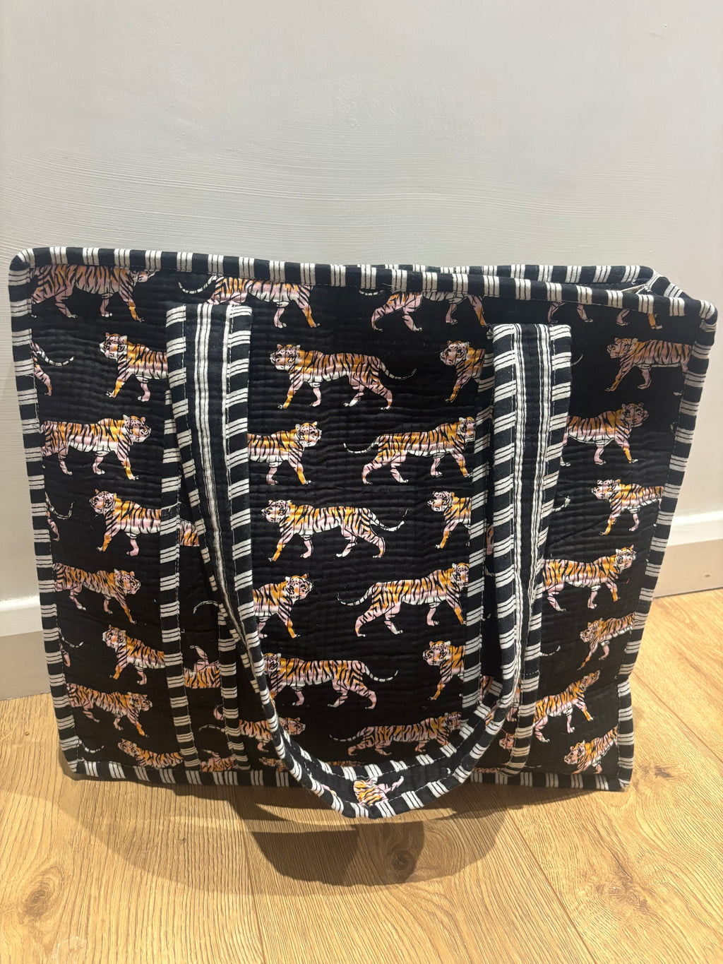 Black tiger large tote bag