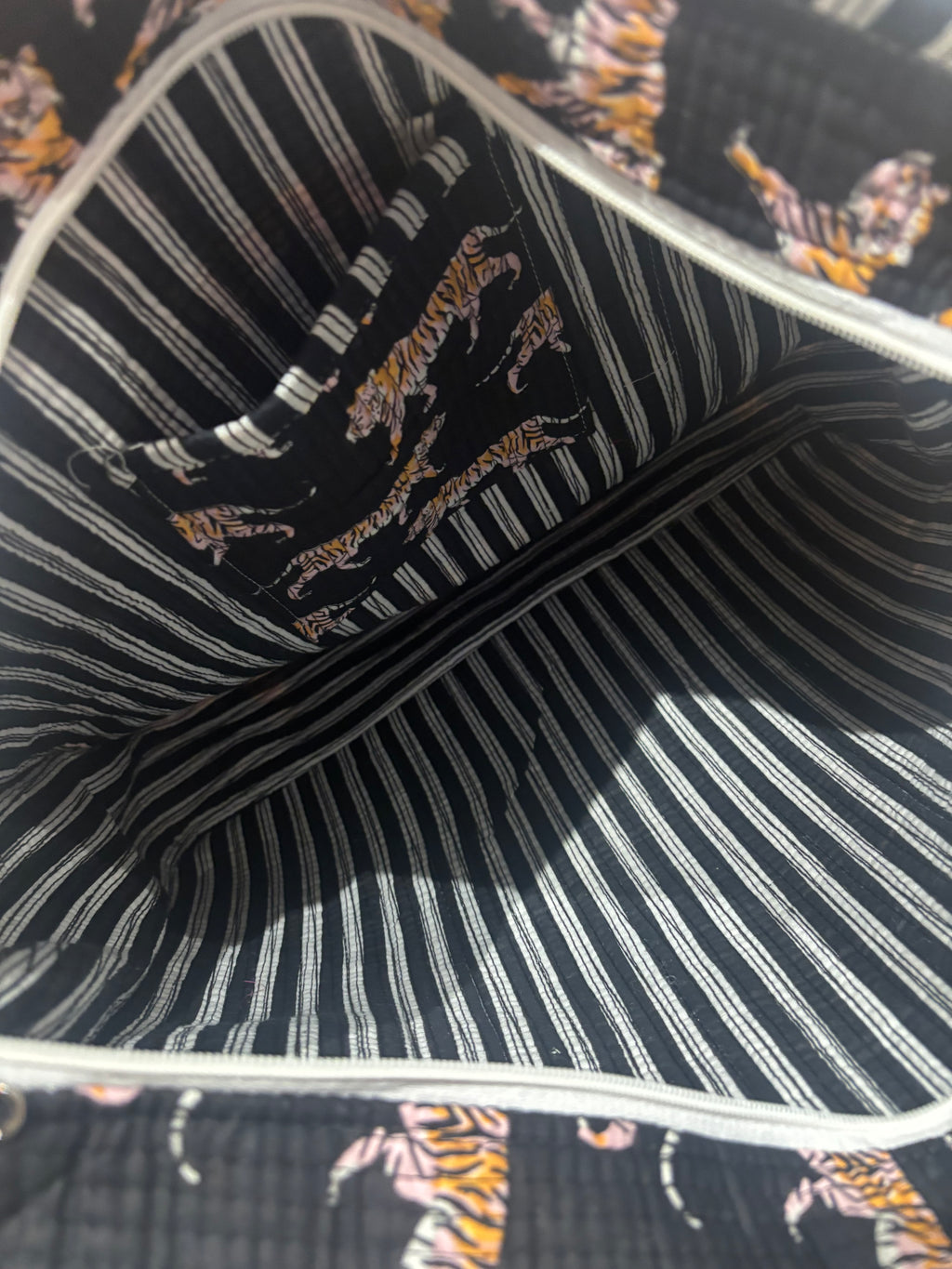 Black tiger large tote bag